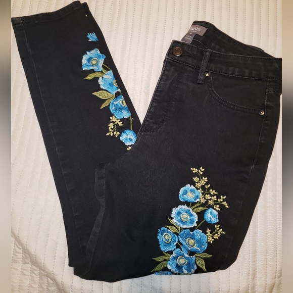 Jeans size 4 with super cute flowers - Picture 2 of 6